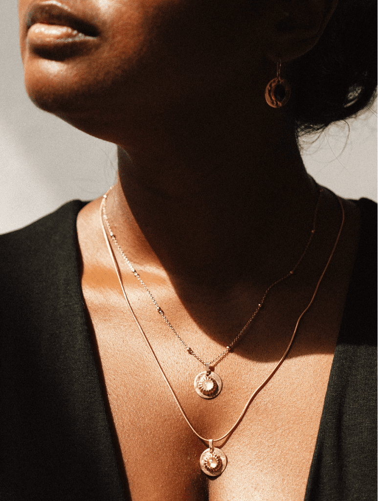 Quel type de collier porter selon son décolleté ? ✨