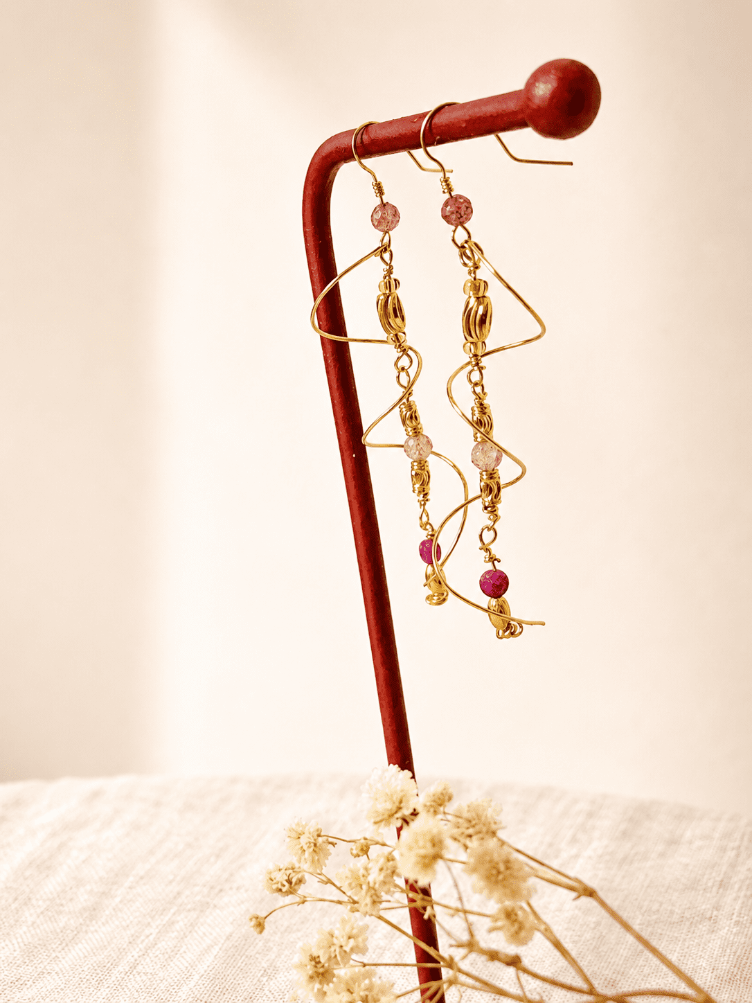 Boucles d'oreilles Théa – Boucles artisanales en Gold Filled et Quartz rose